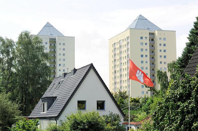 3382_5419 Einzelhaus mit Spitzdach mit Vorgarten zwischen Bäumen. | Flaggen und Wappen in der Hansestadt Hamburg